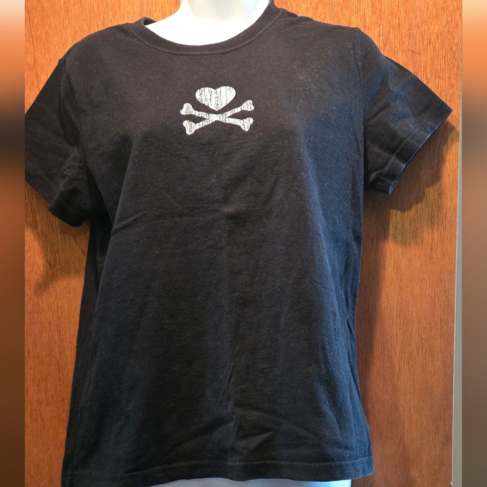 Halloween Store Black T-Shirt with Heart Skull & Cross Bones NEW No Tags SzL - Picture 2 of 6